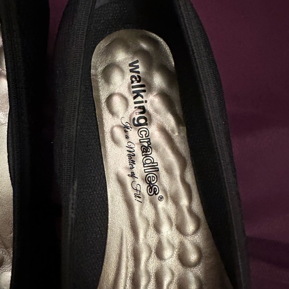 Walking Cradles “Hannah” Knit Low-Heeled Pumps. Size 9. - Picture 2 of 6